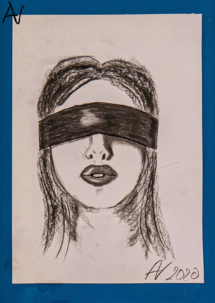 Portrait junge Frau mit Augenbinde, Kohle